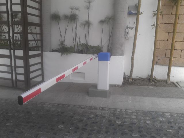 ENTRADA ENCINOS